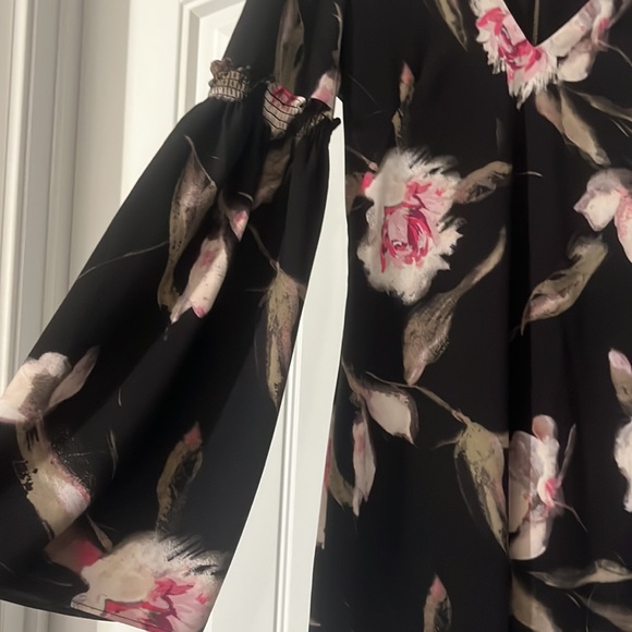 WHBM DRESS NEW WITHOUT TAG- no rip, smoke or stains. Smoke free 100% - Picture 3 of 6